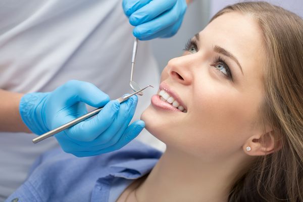 pacjentka na badaniu zębów