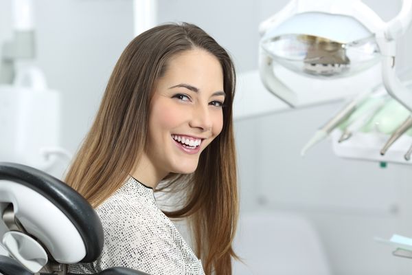 uśmiechnięta pacjentka u stomatologa